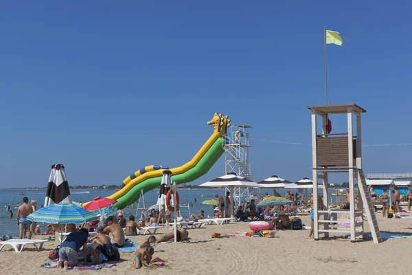 Evpatoria, Kırım Cumhuriyeti - 22 Temmuz 2017: cankurtaran kulesi Rodnikoch Beach resort kasaba Evpatoria deki