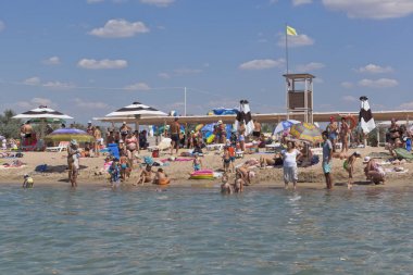 Evpatoria, Kırım Cumhuriyeti - 22 Temmuz 2017: tatilciler Evpatoria resort kasaba Rodnichok plajda küçük çocuklu