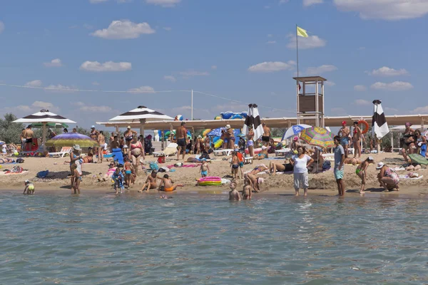 Evpatoria, Kırım Cumhuriyeti - 22 Temmuz 2017: tatilciler Evpatoria resort kasaba Rodnichok plajda küçük çocuklu