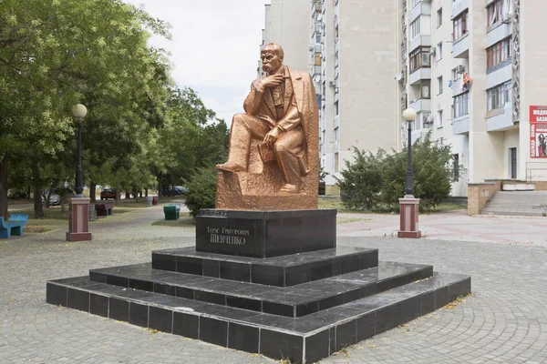 塔拉斯格里戈里耶维奇舍甫琴科舍甫琴科街与叶夫帕托里亚市列宁大街路口的纪念碑 — 图库照片