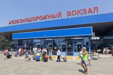 Yolcu Bagaj Anapa, Krasnodar bölgesi demiryolu İstasyonu girişinde ile