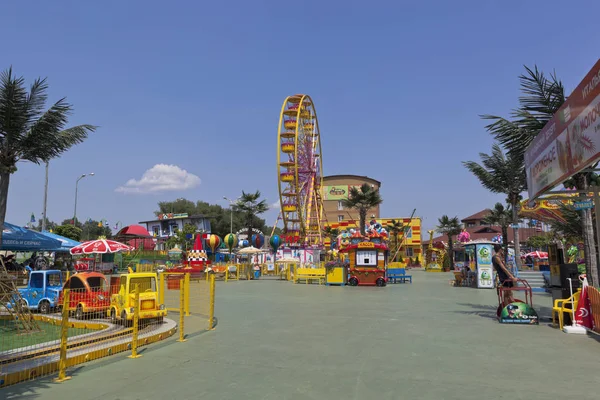 Parco divertimenti per bambini "Sunny Island" nel villaggio turistico di Dzhemete, Anapa — Foto Stock