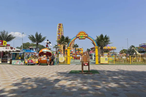 Vista del parque de atracciones para niños "Sunny Island" en el pueblo turístico de Dzhemete, Anapa —  Fotos de Stock