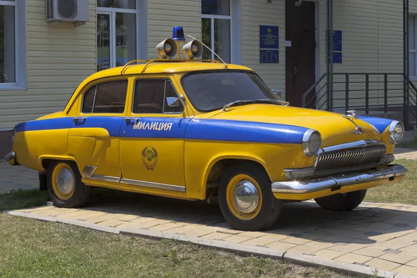 Politieauto Gaz-21 "Volga" voor een gezelschap van de verkeerspolitie in het dorp van Dzhemete, Anapa — Stockfoto