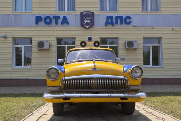 Politieauto Gaz-21 "Volga" van het bedrijf van Dps in het dorp van Dzhemete, Anapa — Stockfoto