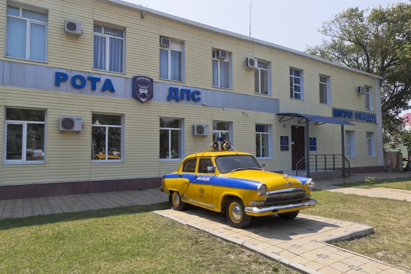 Policía coche retro GAZ-21 "Volga" en el edificio de la policía de tráfico en el pueblo complejo Dzhemete, Anapa — Foto de Stock