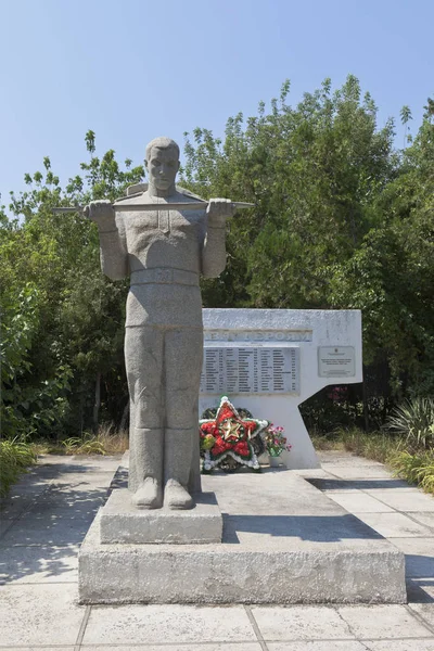 Массовое захоронение советских солдат, погибших в боях с фашистскими захватчиками, 1943 год в селе Джемете, Анапа — стоковое фото