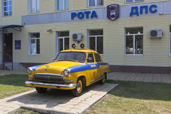 Policía coche retro GAZ-21 "Volga" cerca del edificio de la empresa DPS en el asentamiento de Dzhemete, Anapa — Foto de Stock