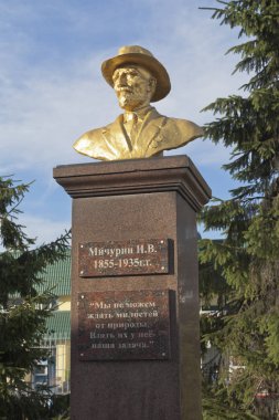 Ivan Vladimiroviç Michurin Tambov Bölgesi Michurinsk Uralsky tren istasyonunda büstü