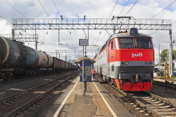 Şehirlerarası yolcu tren ile elektrikli lokomotif Chs7-276 Danilov Yaroslavl bölgesi Demiryolu istasyonu platformu