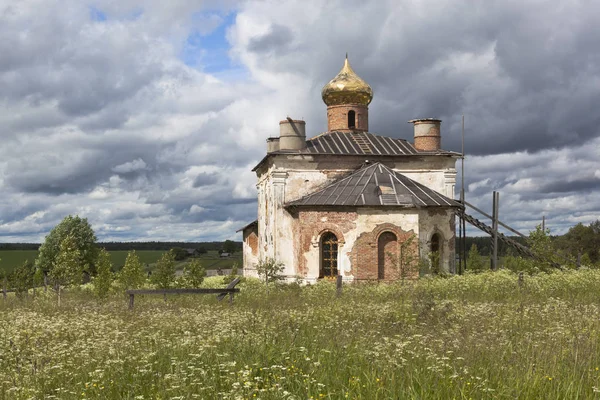 Rural landscape with the restored church of St. Nicholas the Wonderworker — Stock Photo, Image