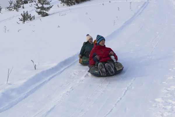 Killen Och Tjejen Rusar Från Bilden Slangen — Stockfoto