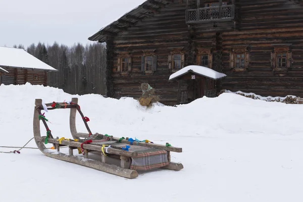 俄罗斯沃洛格达地区 Semenkovo 2018年2月11日 雪橇在 Semenkovo 地区的建筑和人种学博物馆 沃洛格达 中骑马 Shrovetide — 图库照片