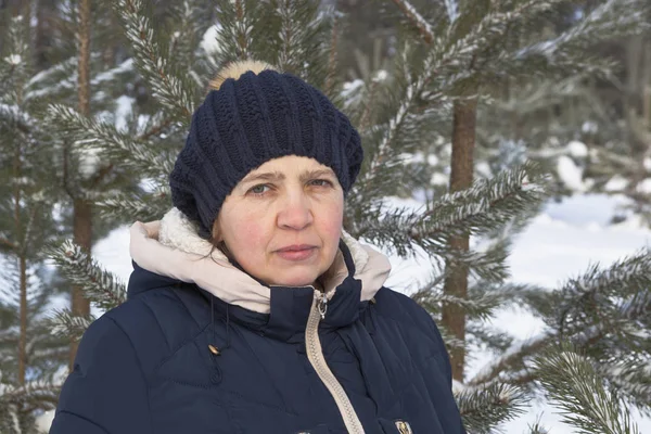 Kobieta Średnim Wieku Spacerze Lesie Zimą — Zdjęcie stockowe