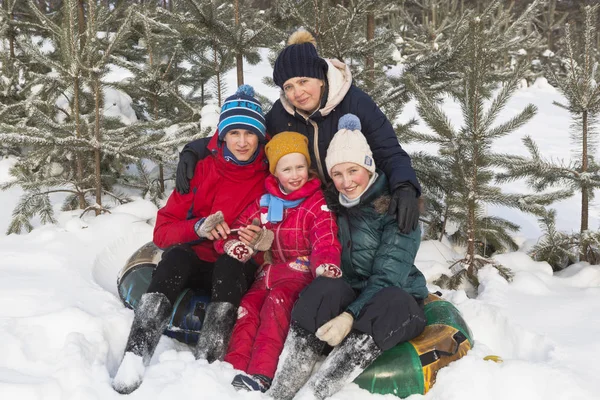 Porträtt Mamma Med Tre Barn Att Vila Efter Skidåkningen Tub — Stockfoto