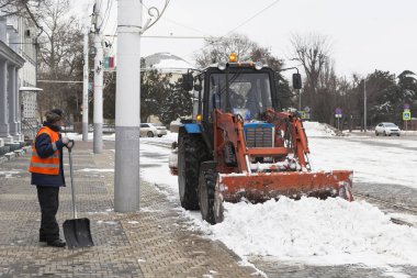 Evpatoria, Kırım - 28 Şubat 2018: Evpatoria, Kırım 'daki Tiyatro Meydanı' nda kar temizleme çalışmaları