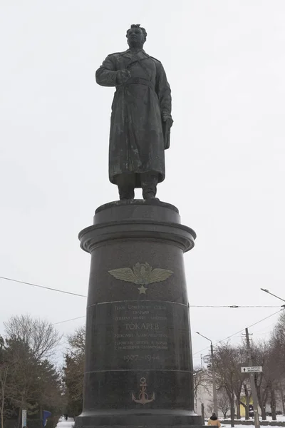 Denkmal für den Helden der sowjetischen Union tokarev nikolai alexandrovich in der Stadt Jewpatoria, Krim — Stockfoto