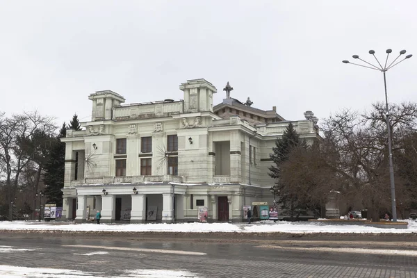 Plaza del Teatro y el Teatro Pushkin en la ciudad de Evpatoria — Foto de Stock