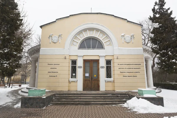 Zentrale Stadtbibliothek nach ihm benannt Puschkina in der Stadt Jewpatoria, Krim — Stockfoto