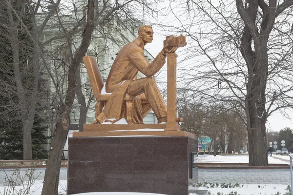 Памятник Семёну Эзровичу Дувану на Театральной площади в Евпатории — стоковое фото
