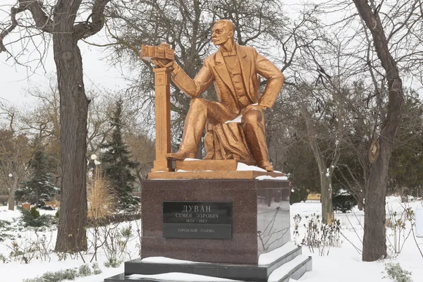 Monument to Semyon Euzovich Duvan at the Theater Square in Evpatoria, Crimea — Stock Photo, Image