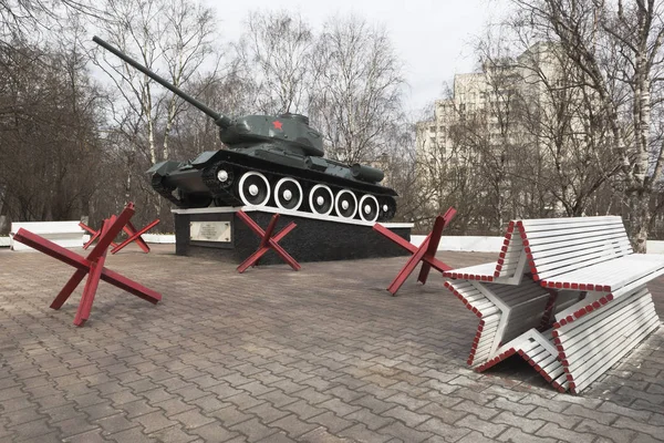 ヴォログダ ロシア連邦 2018 ヴォログダ市大祖国戦争でヴォログダの戦闘と労働の偉業に敬意を表してのインストール タンク軍事記念 — ストック写真