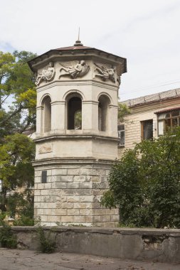 Rüzgar kulesi, Sivastopol şehrindeki Frunze Caddesi 'ndeki eski Deniz Kütüphanesi' nin havalandırma kulesi.