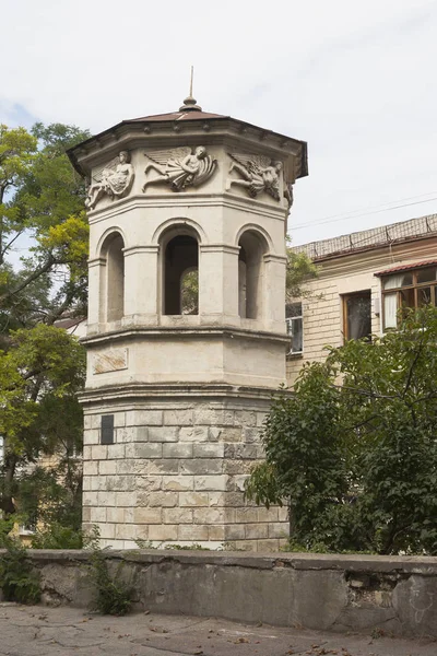 Rüzgar kulesi, Sivastopol şehrindeki Frunze Caddesi 'ndeki eski Deniz Kütüphanesi' nin havalandırma kulesi. — Stok fotoğraf