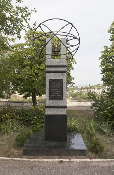 Monument voor de vereffenaars en slachtoffers van de ramp in Tsjernobyl en andere nucleaire ongevallen op het Buzineplein, op Poesjkinstraat in Sebastopol, de Krim — Stockfoto