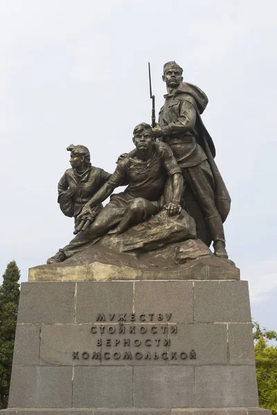 Monumento aos Heróis do Comsomol na praça dos soldados internacionalistas na cidade herói de Sebastopol, Crimeia — Fotografia de Stock