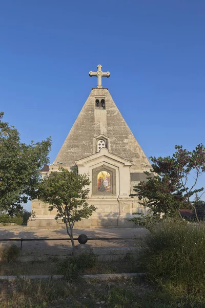 Kościół św. Mikołaja na cmentarzu Bratskoje w Sewastopolu, Krym — Zdjęcie stockowe