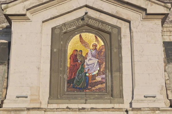 Mozaïek schilderij van de mirre-dragende vrouw boven het oostelijke portaal van de Sint Nicolaaskerk in de stad Sevastopol, de Krim — Stockfoto
