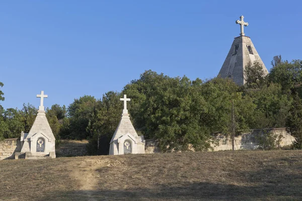 El cementerio fraterno y la iglesia de San Nicolás en la ciudad heroica Sebastopol, la Crimea —  Fotos de Stock