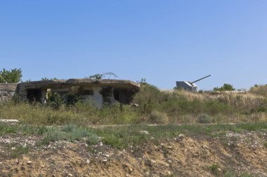 Bataryayı güçlendirme kalıntıları. 2 ve Kırım 'ın kahraman kenti Sivastopol' daki Konstantinovsky Ravelin yakınlarında Büyük Vatanseverlik Savaşı 'nın kıyı taret silahları.