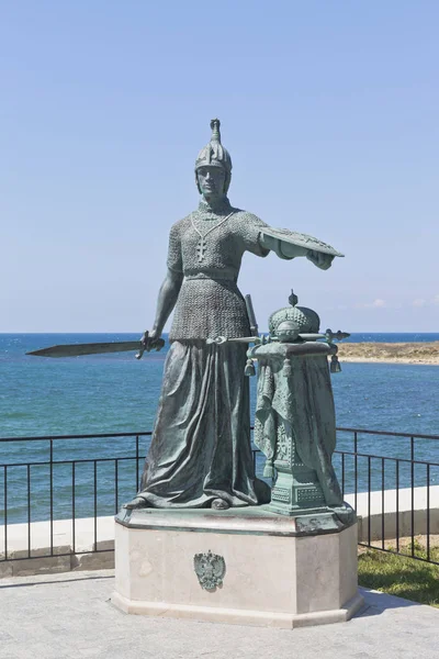 Sivastopol, Kırım - 25 Temmuz 2019: Rusya 'nın kahraman şehri Sivastopol, Kırım' daki Konstantinovsky bataryasının girişindeki heykel kompozisyonu