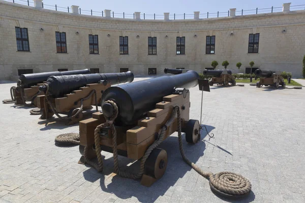 Gewehre im Hof des Konstantinowskaja Batteriemuseums und Ausstellungskomplexes in der Stadt Sewastopol, Krim — Stockfoto