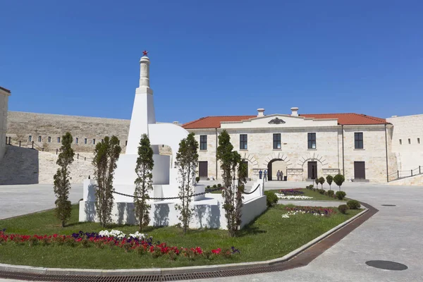 Památník na místě masového hrobu obránců Konstantinského rokle v letech 1941-1942 v hrdinském městě Sevastopol, Krym — Stock fotografie