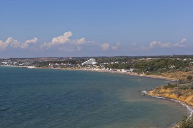 Sivastopol, Kırım 'daki Tolstoy Burnu' ndan Uchkuevka plajı manzarası