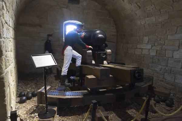 Calculation of a Unicorn artillery gun of a single-pud sample of 1838 at the exposition of the Konstantinovskaya Battery museum and exhibition complex in the city of Sevastopol, Crimea — ストック写真