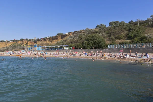 El hombre gordo la playa en el lado Norte en la ciudad Sebastopol, la Crimea —  Fotos de Stock