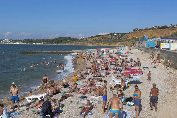 Los veraneantes en la playa del Cabo Tolstoi en la ciudad Sebastopol, la Crimea — Foto de Stock