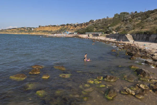 Spiaggia rocciosa a Capo Tolstoj nella città di Sebastopoli, Crimea — Foto Stock