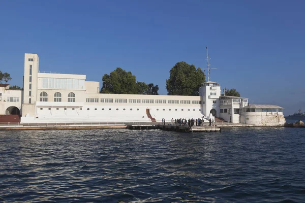 Edifício da Estação de Água da Frota de Mar Negro de Bandeira Vermelha na capa Nikolaev da cidade de Sevastopol, Crimeia — Fotografia de Stock