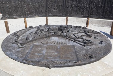 Kırım 'ın Sivastopol kentindeki Tauric Chersonesos Devlet Tarihi ve Arkeoloji Müzesinin girişinde Chersonesus' un yardım planı