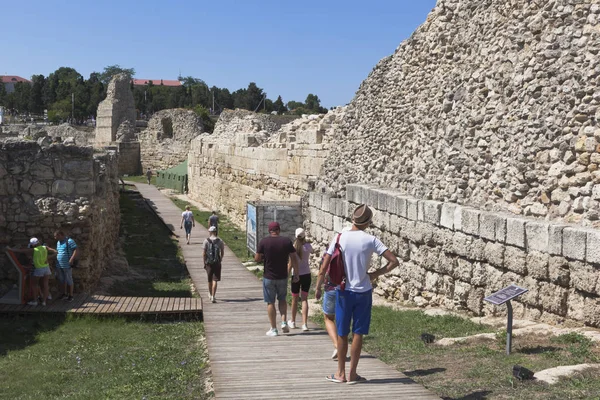 Τουρίστες σε εκδρομή στο Μουσείο-Αποθεματικό του Ταυρικού Χερσονήσου στην πόλη Σεβαστούπολη της Κριμαίας — Φωτογραφία Αρχείου