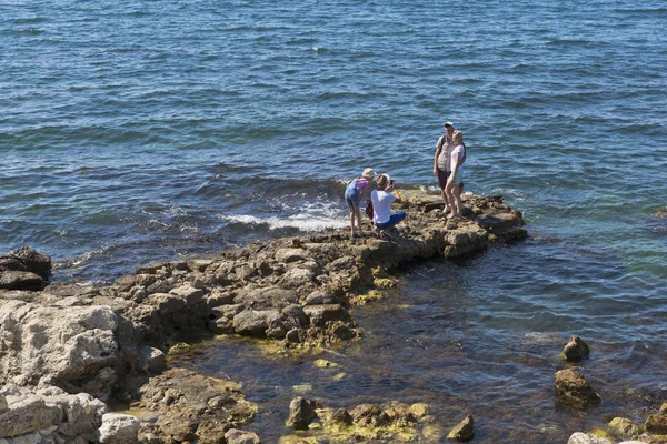 Los jóvenes son fotografiados en la costa rocosa del Mar Negro —  Fotos de Stock