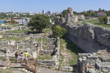 Turistler Sivastopol, Kırım 'da Tauric Chersonesos' a geziye gittiler.