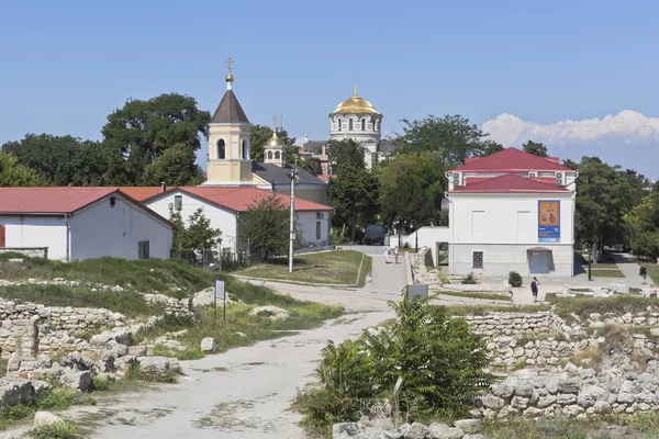 Kirchen und Gebäude in den Ruinen der antiken Stadt Chersonesos in Sewastopol, Krim — Stockfoto