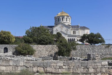 Sivastopol, Kırım - 26 Temmuz 2020: Tauric Chersonese 'deki antik bir yerleşim yeri ve Sivastopol, Kırım' daki Vladimir Katedrali