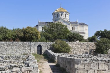 Sivastopol, Kırım - 26 Temmuz 2020: Tauric Chersonesos 'taki hanın kalıntıları ve Sivastopol, Kırım' daki Vladimir Katedrali